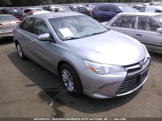 4T4BF1FKXFR462624 - 2015 TOYOTA CAMRY LE/XLE/SE/XSE SILVER photo 1