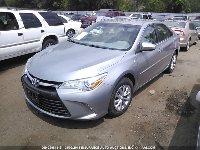 4T4BF1FKXFR462624 - 2015 TOYOTA CAMRY LE/XLE/SE/XSE SILVER photo 2