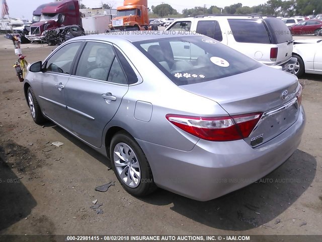 4T4BF1FKXFR462624 - 2015 TOYOTA CAMRY LE/XLE/SE/XSE SILVER photo 3