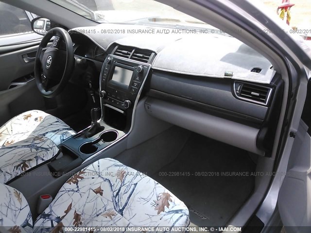 4T4BF1FKXFR462624 - 2015 TOYOTA CAMRY LE/XLE/SE/XSE SILVER photo 5