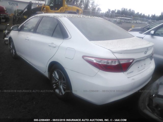 4T1BF1FK9GU183371 - 2016 TOYOTA CAMRY LE/XLE/SE/XSE WHITE photo 3