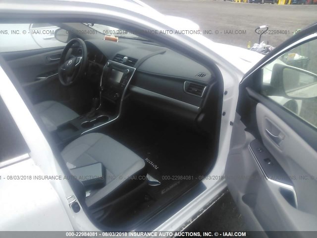 4T1BF1FK9GU183371 - 2016 TOYOTA CAMRY LE/XLE/SE/XSE WHITE photo 5