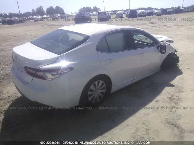 4T1B11HK7JU544793 - 2018 TOYOTA CAMRY L/LE/XLE/SE/XSE WHITE photo 4