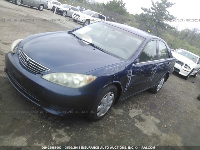 4T1BE30K25U032943 - 2005 TOYOTA CAMRY LE/XLE/SE BLUE photo 2