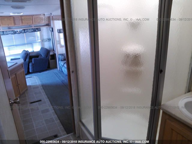 4X4FSVB225L031069 - 2005 FOREST RIVER GRAND SURVEY  白色 照片 8