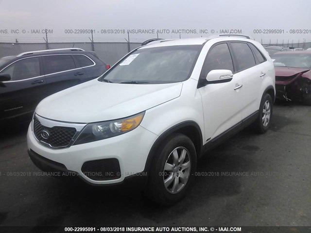 5XYKTDA27CG258179 - 2012 KIA SORENTO LX WHITE photo 2