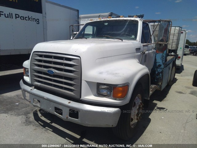 1FDXF80C5SVA72397 - 1995 FORD F800 WHITE photo 2