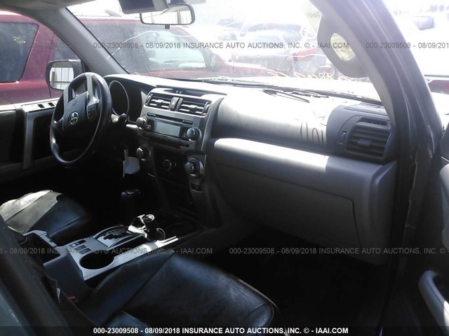 JTEBU5JRXA5006525 - 2010 TOYOTA 4RUNNER SR5/LIMITED/TRAIL 灰色 照片 5