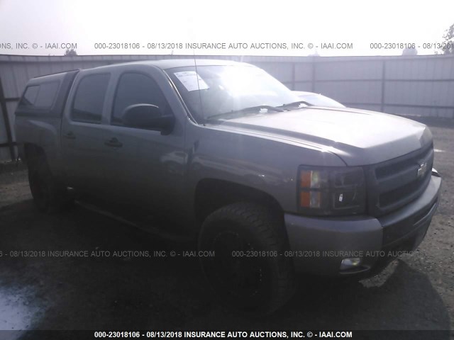 2GCFK13YX71732940 - 2007 CHEVROLET SILVERADO K1500 CREW CAB SILVER photo 1