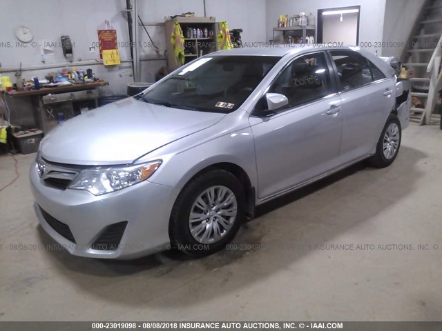 4T1BF1FKXCU148025 - 2012 TOYOTA CAMRY SE/LE/XLE 银色 照片 2