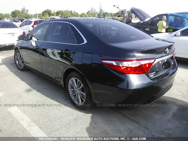 4T1BF1FK3HU431762 - 2017 TOYOTA CAMRY LE/XLE/SE/XSE BLACK photo 3