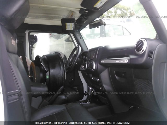 1C4HJWEG2CL273999 - 2012 JEEP WRANGLER UNLIMITE SAHARA WHITE photo 5