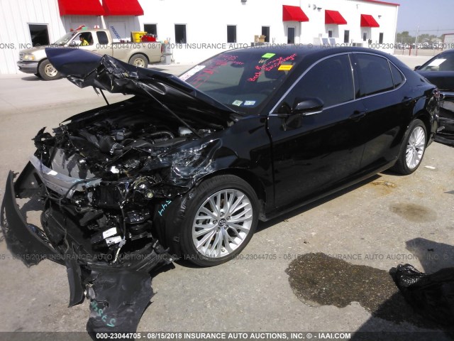 4T1B21HKXJU505466 - 2018 TOYOTA CAMRY HYBRID/LE/XLE/SE BLACK photo 2