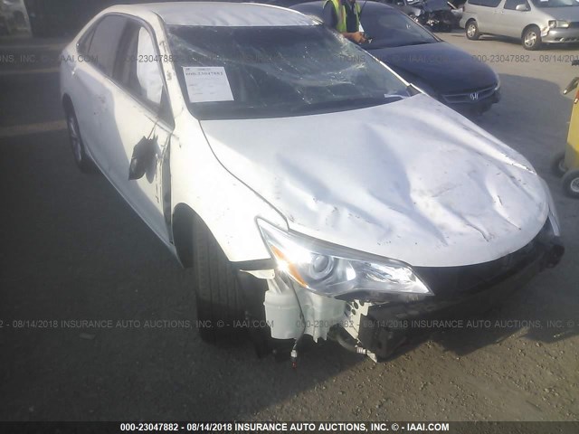 4T4BF1FK2FR516207 - 2015 TOYOTA CAMRY LE/XLE/SE/XSE WHITE photo 1