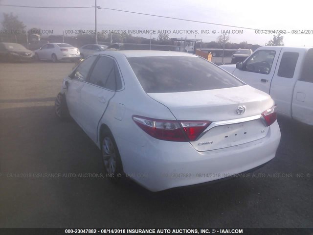 4T4BF1FK2FR516207 - 2015 TOYOTA CAMRY LE/XLE/SE/XSE WHITE photo 3