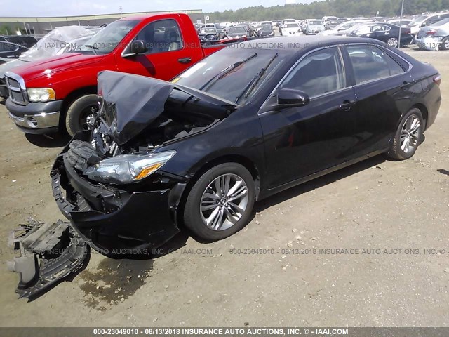 4T1BF1FK4GU557563 - 2016 TOYOTA CAMRY LE/XLE/SE/XSE BLACK photo 2