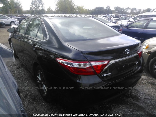 4T1BF1FK4GU557563 - 2016 TOYOTA CAMRY LE/XLE/SE/XSE BLACK photo 3