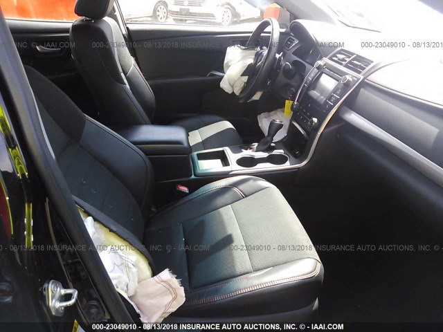 4T1BF1FK4GU557563 - 2016 TOYOTA CAMRY LE/XLE/SE/XSE BLACK photo 5