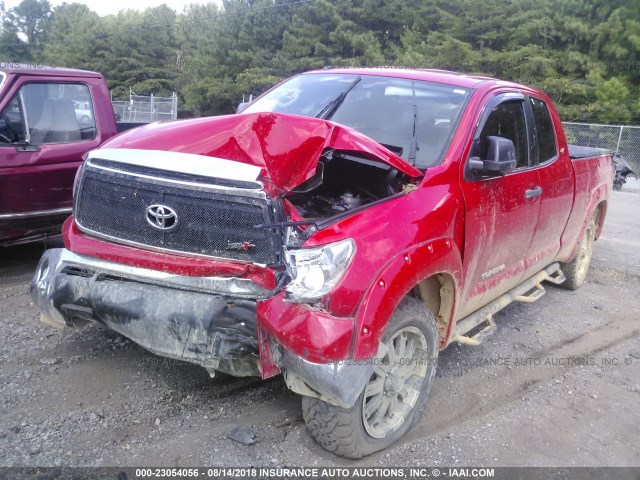 5TFUW5F18DX308592 - 2013 TOYOTA TUNDRA DOUBLE CAB SR5 RED photo 2