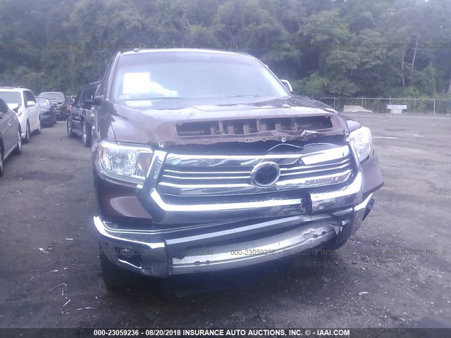 5TFAY5F19HX630337 - 2017 TOYOTA TUNDRA CREWMAX 1794/PLATINUM 棕色 照片 6