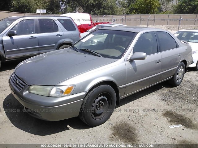 4T1BF22K9XU086098 - 1999 TOYOTA CAMRY LE/XLE Braun Foto 2