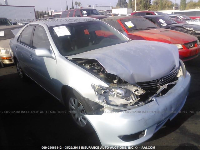 JTDBE32K063060958 - 2006 TOYOTA CAMRY LE/XLE Light Blue photo 1