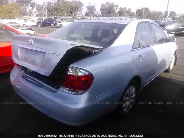 JTDBE32K063060958 - 2006 TOYOTA CAMRY LE/XLE Light Blue photo 4