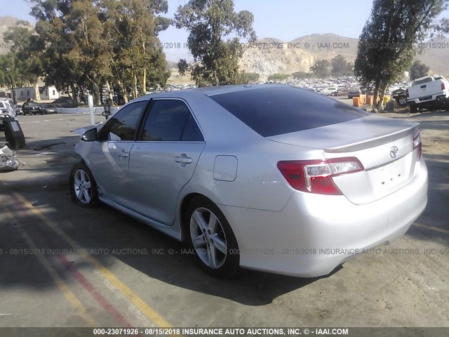 4T1BF1FK0EU415899 - 2014 TOYOTA CAMRY L/SE/LE/XLE ვერცხლისფერი ფოტო 3