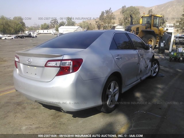 4T1BF1FK0EU415899 - 2014 TOYOTA CAMRY L/SE/LE/XLE ვერცხლისფერი ფოტო 4