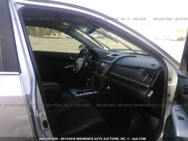 4T1BF1FK0EU415899 - 2014 TOYOTA CAMRY L/SE/LE/XLE ვერცხლისფერი ფოტო 5