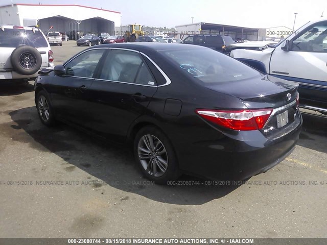 4T1BF1FK4HU370373 - 2017 TOYOTA CAMRY LE/XLE/SE/XSE BLACK photo 3