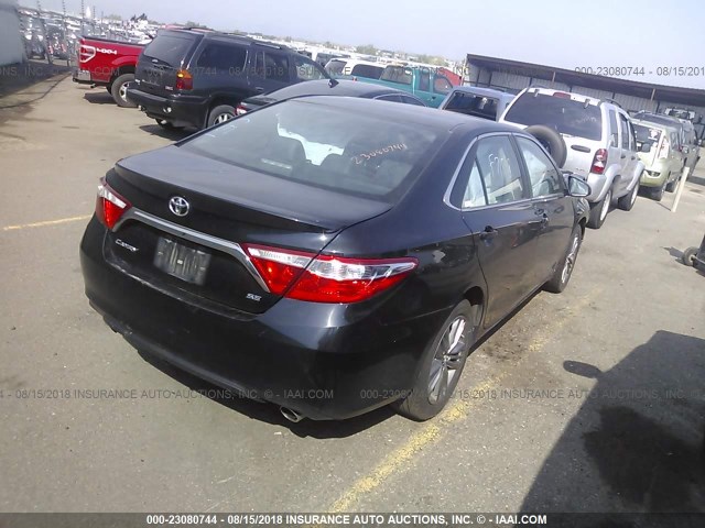 4T1BF1FK4HU370373 - 2017 TOYOTA CAMRY LE/XLE/SE/XSE BLACK photo 4