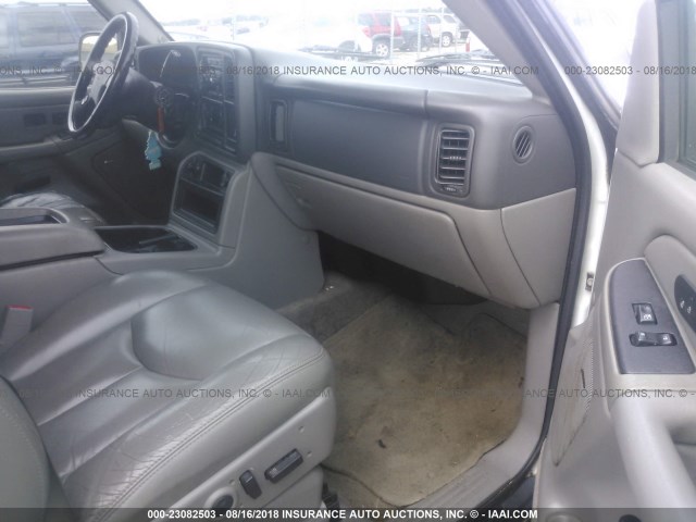 1GKEK13T45J186627 - 2005 GMC YUKON WHITE photo 5