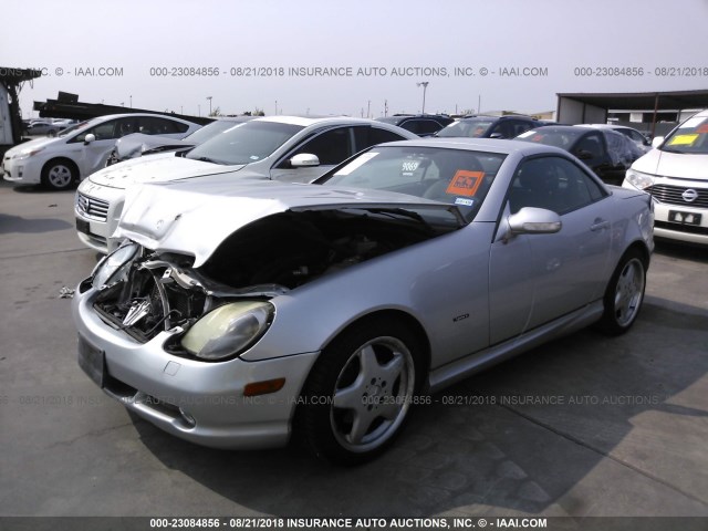 WDBKK65F41F175707 - 2001 MERCEDES-BENZ SLK 320 SILVER photo 2