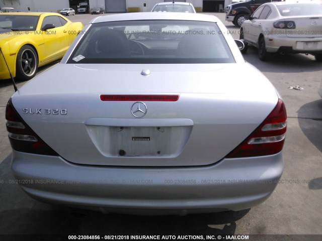 WDBKK65F41F175707 - 2001 MERCEDES-BENZ SLK 320 SILVER photo 8