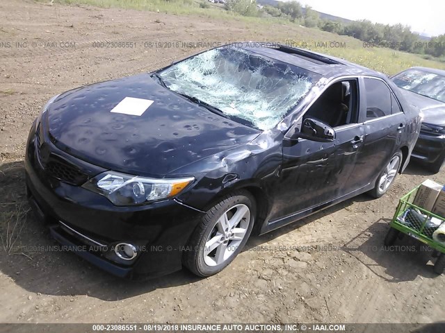 4T1BF1FKXCU082852 - 2012 TOYOTA CAMRY SE/LE/XLE BLACK photo 2