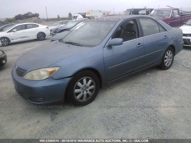 JTDBF30K320005884 - 2002 TOYOTA CAMRY LE/XLE/SE BLUE photo 2