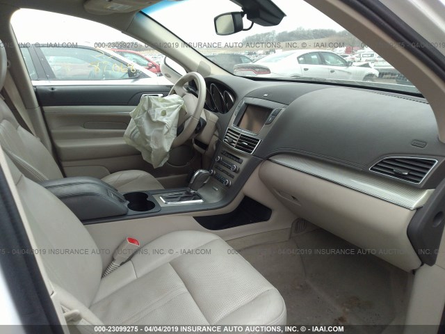 2LMHJ5AT8ABJ25379 - 2010 LINCOLN MKT WHITE photo 5