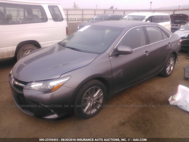 4T1BF1FK3FU960304 - 2015 TOYOTA CAMRY LE/XLE/SE/XSE GRAY photo 2