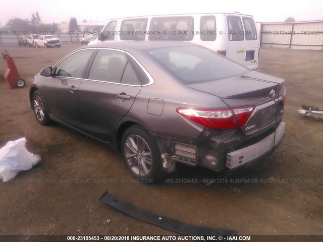 4T1BF1FK3FU960304 - 2015 TOYOTA CAMRY LE/XLE/SE/XSE GRAY photo 3