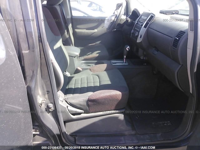 1N6AD0ER3BC405607 - 2011 NISSAN FRONTIER S/SV/SL/PRO-4X GRAY photo 5