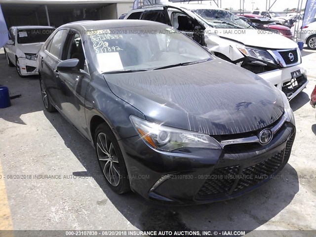 4T1BF1FKXHU811892 - 2017 TOYOTA CAMRY LE/XLE/SE/XSE ნაცრისფერი ფოტო 1