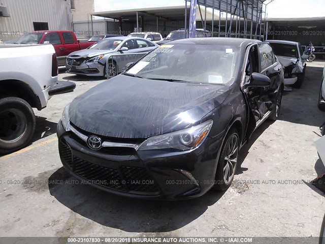 4T1BF1FKXHU811892 - 2017 TOYOTA CAMRY LE/XLE/SE/XSE ნაცრისფერი ფოტო 2