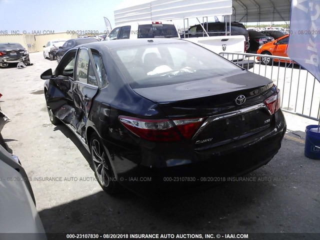 4T1BF1FKXHU811892 - 2017 TOYOTA CAMRY LE/XLE/SE/XSE ნაცრისფერი ფოტო 3