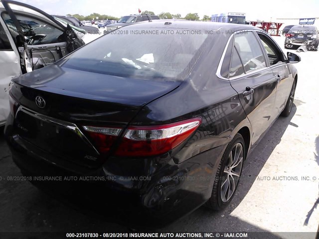 4T1BF1FKXHU811892 - 2017 TOYOTA CAMRY LE/XLE/SE/XSE ნაცრისფერი ფოტო 4