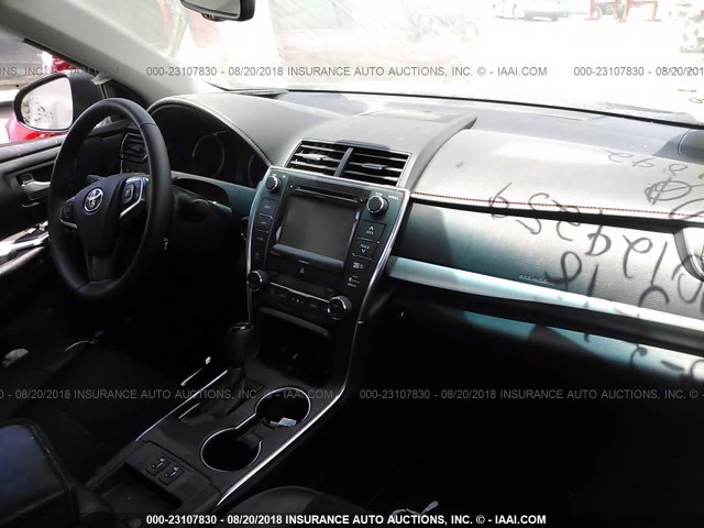 4T1BF1FKXHU811892 - 2017 TOYOTA CAMRY LE/XLE/SE/XSE ნაცრისფერი ფოტო 5