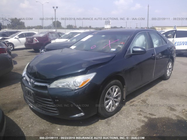 4T4BF1FK5GR522195 - 2016 TOYOTA CAMRY LE/XLE/SE/XSE GREEN photo 2