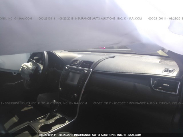 4T4BF1FK5GR522195 - 2016 TOYOTA CAMRY LE/XLE/SE/XSE GREEN photo 5