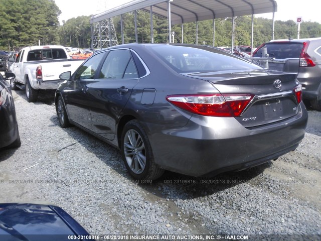 4T1BF1FK8GU172944 - 2016 TOYOTA CAMRY LE/XLE/SE/XSE GRAY photo 3