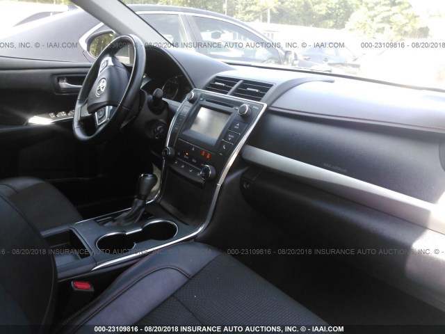 4T1BF1FK8GU172944 - 2016 TOYOTA CAMRY LE/XLE/SE/XSE GRAY photo 5